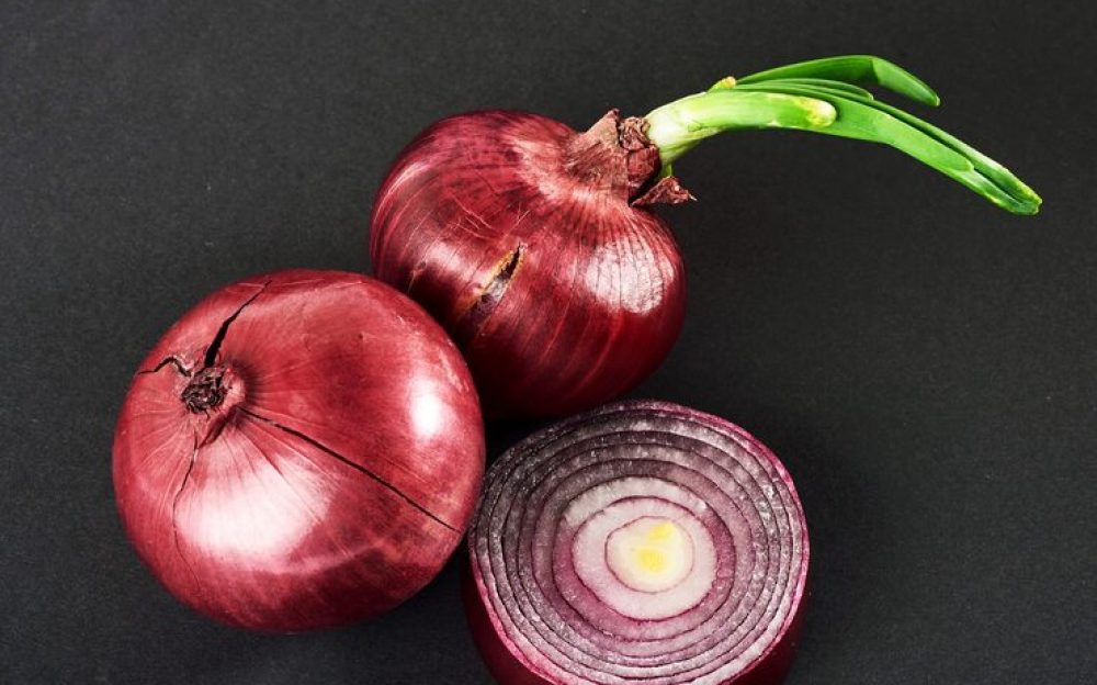 red-onions-whole-isolated-black_146671-19318